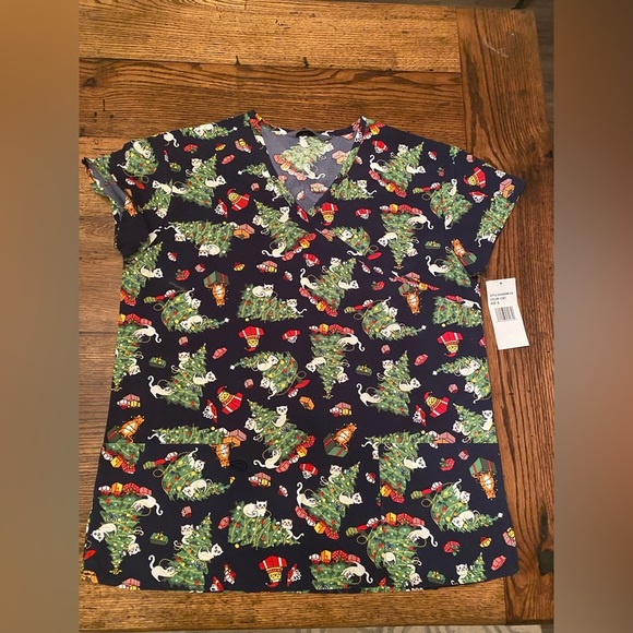 NWT Serene Uniforms Christmas Scrub Top Size Small Cats Christmas Trees Presents - Picture 1 of 2